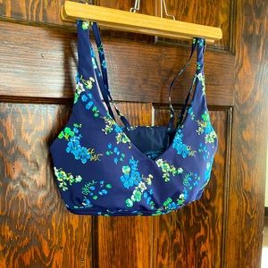Size medium OFFLINE By Aerie Goals Plunge Sports Bra